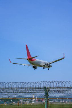 Bir sivil havacılık uçağı yaklaşıyor ve inmek üzere.