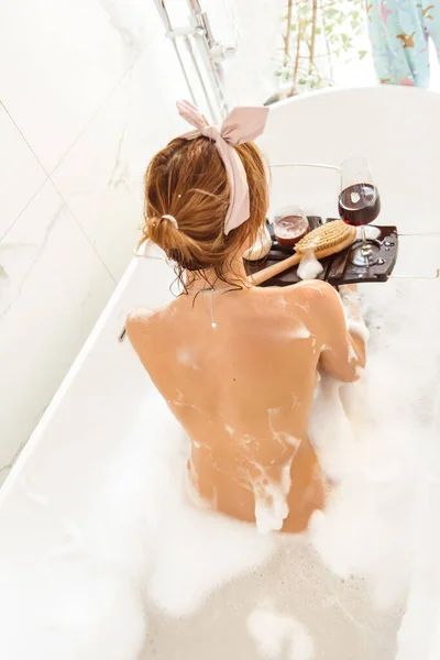 Kobieta Myjąca Twarz Kąpieli Bąbelkami — Zdjęcie stockowe
