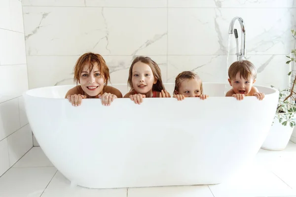 Madre Hermanito Hermanas Divirtiéndose Bañándose — Foto de Stock