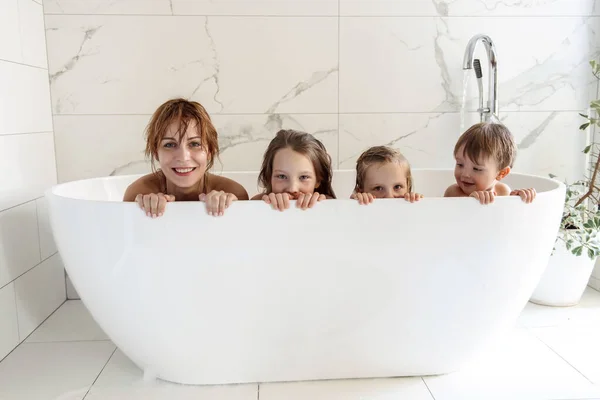 Madre Hermanito Hermanas Divirtiéndose Bañándose — Foto de Stock