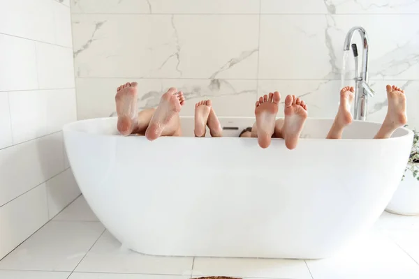 Χαριτωμένα Πόδια Στο Μπάνιο — Φωτογραφία Αρχείου