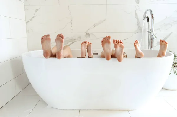 Χαριτωμένα Πόδια Στο Μπάνιο — Φωτογραφία Αρχείου