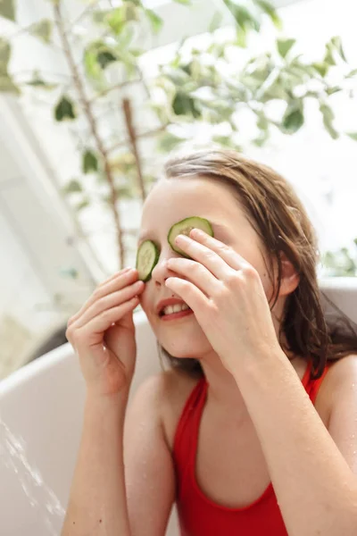 Giovane Ragazza Con Cetriolo Cerchi Faccia — Foto Stock