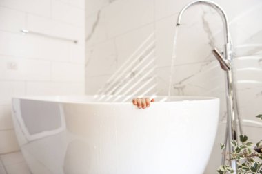 Küvetin üzerinde küçük bebek sapı