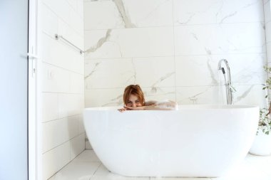 Köpük banyosunda yatan kadın 