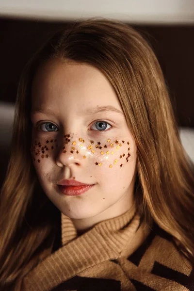 Retrato Hermosa Niña Con Brillo Cara — Foto de Stock