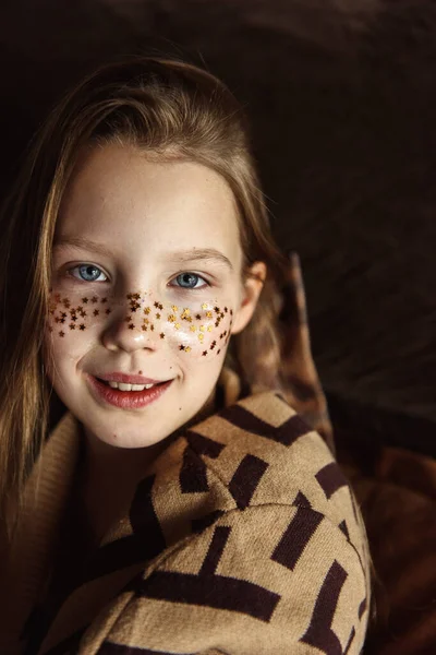 Retrato Una Chica Con Estrellas Cara — Foto de Stock