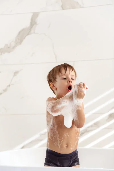 Niño Divirtiéndose Tomando Baño Burbujas — Foto de Stock