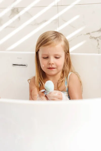 Little Girl Having Fun Taking Bubble Bath — Stock Photo, Image