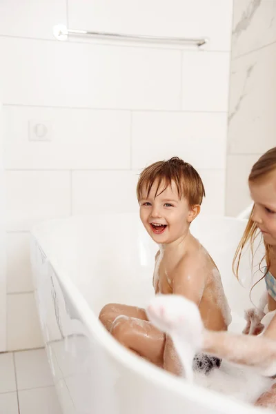 Küçük Kardeşlerim Eğleniyor Köpük Banyosu Yapıyorlar — Stok fotoğraf
