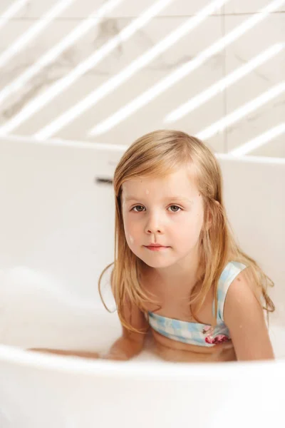 Menina Divertindo Tomando Banho Bolhas — Fotografia de Stock