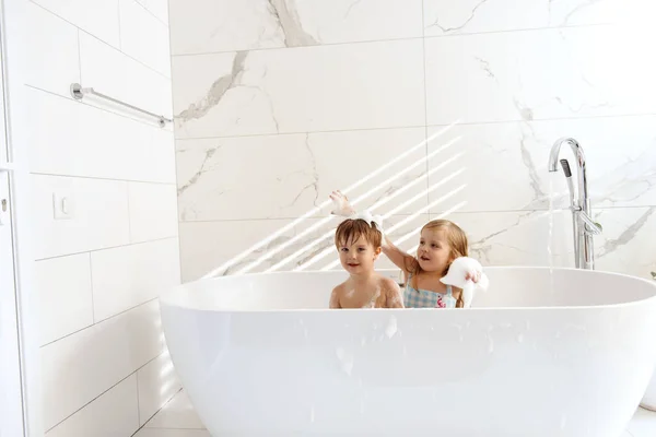 Hermanito Hermana Divirtiéndose Tomando Baño Burbujas — Foto de Stock