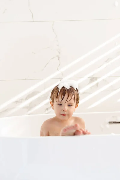 Niño Divirtiéndose Tomando Baño Burbujas — Foto de Stock