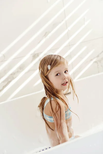 Little Girl Having Fun Taking Bubble Bath — Stock Photo, Image