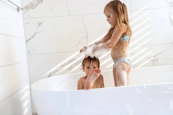 小兄弟和小妹玩的开心 泡泡浴 — 图库照片