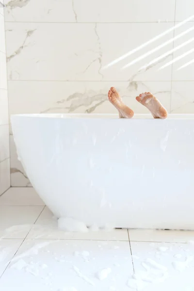 Piedi Sdraiati Nel Bagno Bolle — Foto Stock