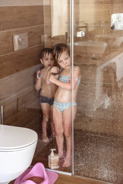 小弟弟和小妹妹玩得很开心 还在洗澡 — 图库照片