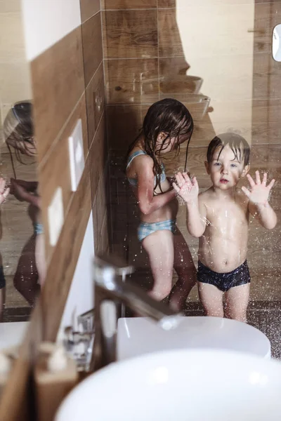 小弟弟和小妹妹玩得很开心 还在洗澡 — 图库照片