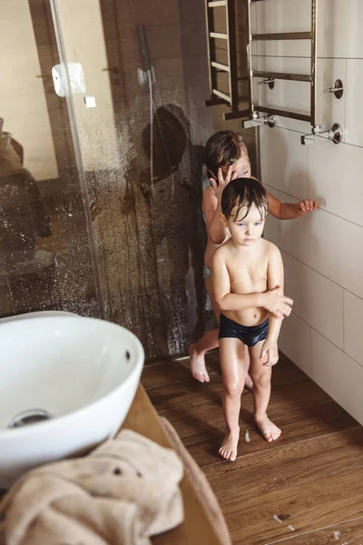 Hermanito Hermana Divirtiéndose Duchándose — Foto de Stock