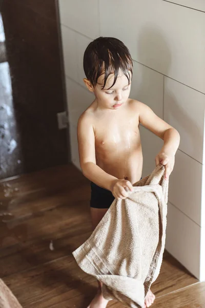 Fiú Törölközőben Zuhanyozik — Stock Fotó