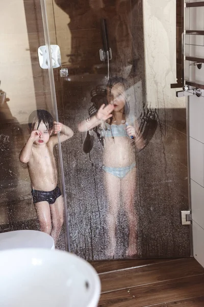 Wenig Bruder Und Sister Having Spaß Und Taking Ein Dusche — Stockfoto