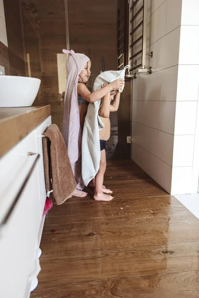 Αγόρι Και Κορίτσι Βγαίνουν Από Ντους Πετσέτες — Φωτογραφία Αρχείου