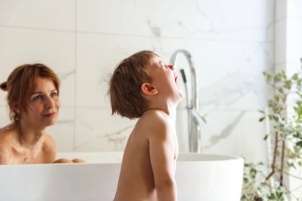 年轻的母亲和孩子早上在浴室洗澡 — 图库照片