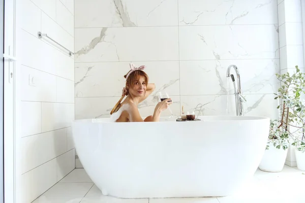 Vrouw Liggend Een Bubbelbad Wijn Drinkend — Stockfoto