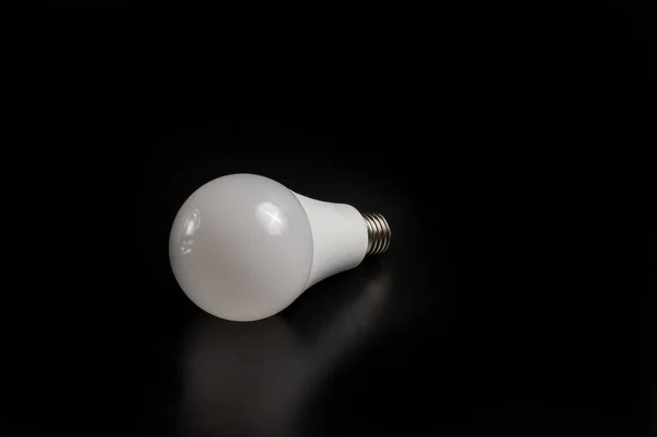 Bílá Žárovka Černém Pozadí — Stock fotografie