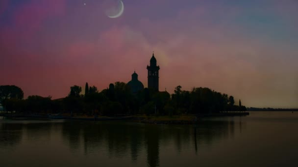 Pequeña silueta barroca de la iglesia bajo la luna. Escena reflejo laguna. — Vídeo de stock