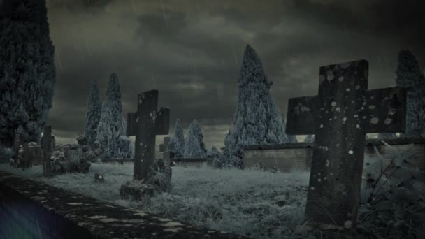 Geheimnisvolle Präsenzen auf einem Friedhof in einer stürmischen Nacht, überwältigende Atmosphäre. — Stockvideo