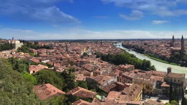 Verona, Olaszország. Kilátás a folyópartra történelmi épületekkel és tornyokkal. — Stock videók