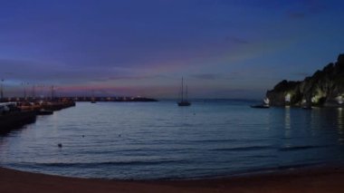 Geceleri Agropoli 'nin panoramik manzarası. Cilento, Campania, Güney İtalya.