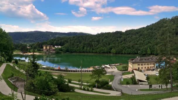 Vedere spre lacul Lavarone, Dolomiții, Italia — Videoclip de stoc