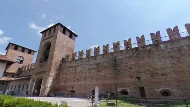 Paseando dentro del patio del castillo castelvecchio en Verona, Italia — Vídeo de stock