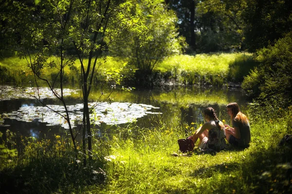Girls on the pond — Stock Photo, Image