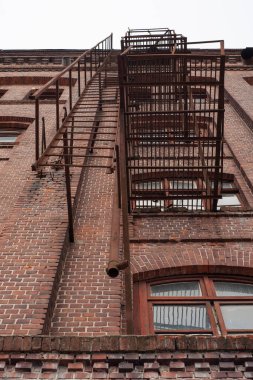 Terkedilmiş sanayi binasının dış tarafındaki pencereler, kapılar ve yangın çıkışları.