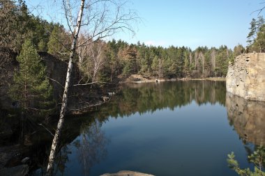 Göl su dolu granit ocağı yerine kurulan