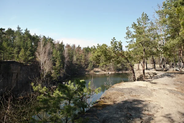 Sjön bildas i stället för översvämmade granit stenbrottet — Stockfoto