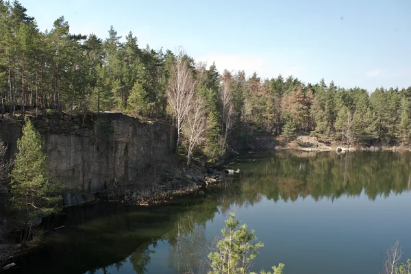 Sjön bildas i stället för översvämmade granit stenbrottet — Stockfoto