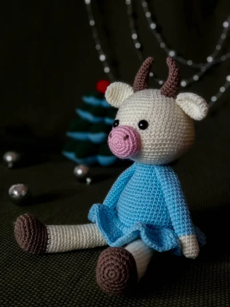Maglia giocattolo mucca toro beige in un abito blu su uno sfondo scuro. Il simbolo del nuovo anno 2021. Addobbi celebrativi, Albero di Natale. — Foto Stock