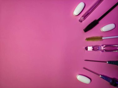 Pembe arka planda tıp ve kozmetoloji öğeleri.