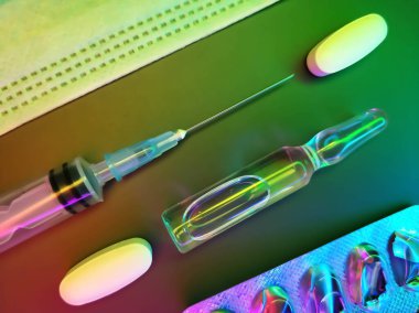 Gökkuşağı ışığına yakın cam ampullü şırınga