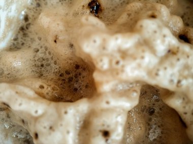 Kahve ve kola üzerine köpük. Kahverengi köpük birbirine geçmiş yakın plan.