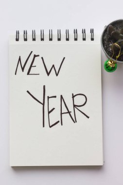 beyaz bir Notepad metin içinde yeni yıl beyaz arkaplan üzerinde