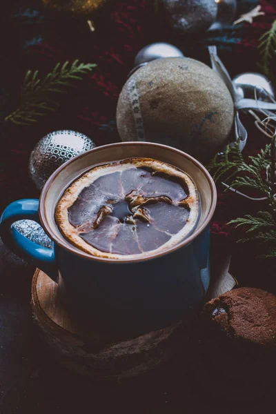 Yeni yılın karanlık arka planında, kurabiye ve sıcak çay kahvesi. Noel havası.