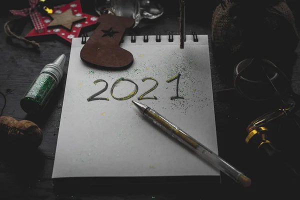Notepad yeni yıl arkaplanındaki 2021 metin