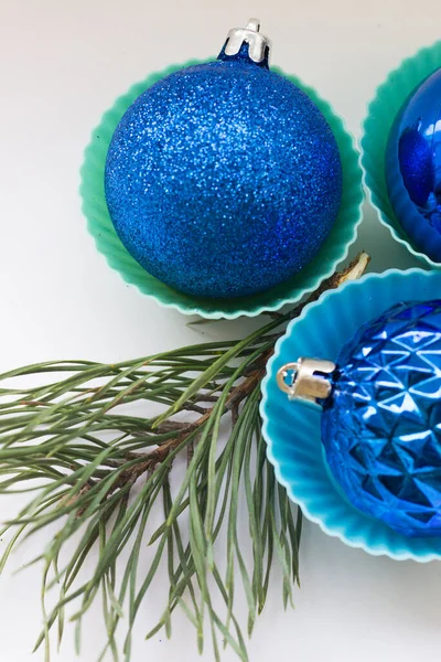 Beyaz arka planda mavi Noel oyuncakları