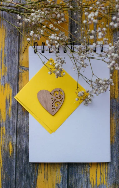 Valentijnsdag Achtergrond Met Houten Mooi Hart Witte Bloemen Gele Achtergrond — Stockfoto