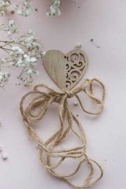 Tahta kalpler ve arka planda beyaz çiçekler.